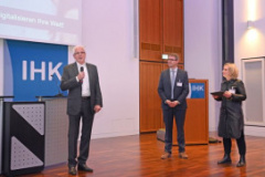 Dr. Winfried Materna, Prof. Büchler und die Moderatorin Heike Marzen (Wirtschaftsförderung Dortmund)