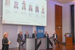 Das Podium: Moderatorin Heike Marzen, Dr. Ralf Jede (Raith), Dr. Burkhard von Spreckelsen (ELMOS),  Dr. Thorsten Kettner (WILO), Dr. Winfried Materna (Materna)