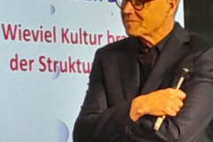 Der Moderator:  Wolfram Kiwit
