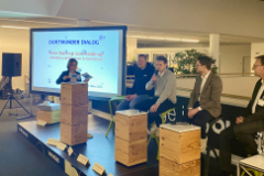 Das Podium: Maximilian Derwald spricht.