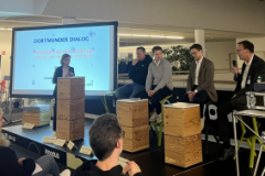 Das Podium: Dr. Oliver Humbach spricht.