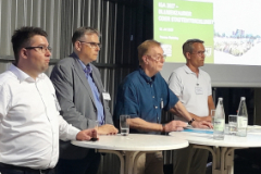 Viele Fragen aus dem Publikum: Das Podium hört aufmerksam zu.