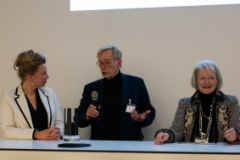 Dr. Franz erläutert der Ministerin und dem Publikum die Preisskulptur