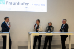 Das Podium: Moderator Schieb, die Ministerin, Dr. Horster und Prof. ten Hompel