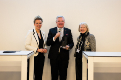 Der Preisträger bedankt sich nach der Preisverleihung